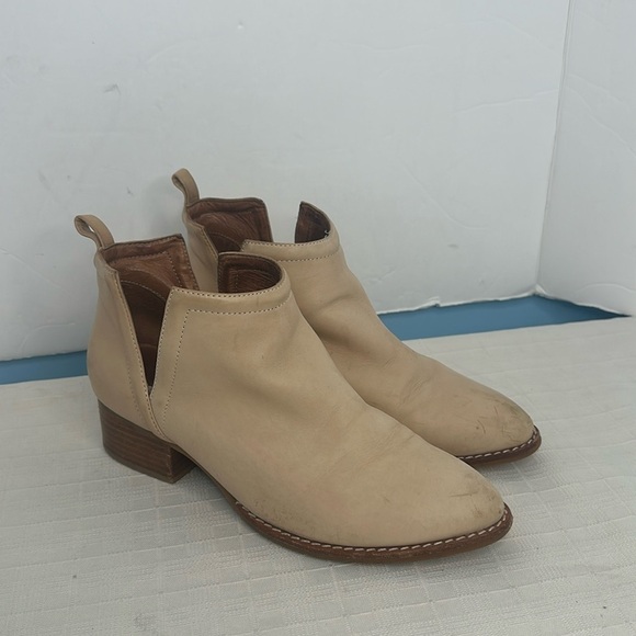 Jeffrey Campbell Muskrat Lo Women US9 Shoes Shooties Tan Heels Boots V-Notch - Picture 1 of 8